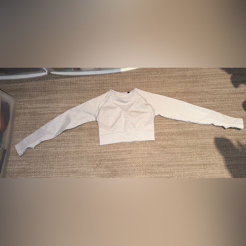 #906 Women’s AYBL Gray Long Sleeve Workout Top in Light Gray Size Small.